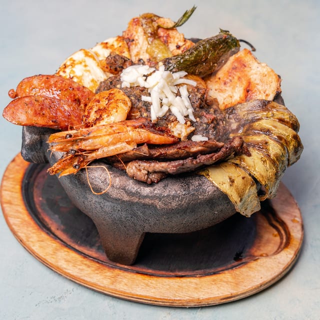 Que Padre Molcajete (Que Padre Sizzling Stone Bowl).